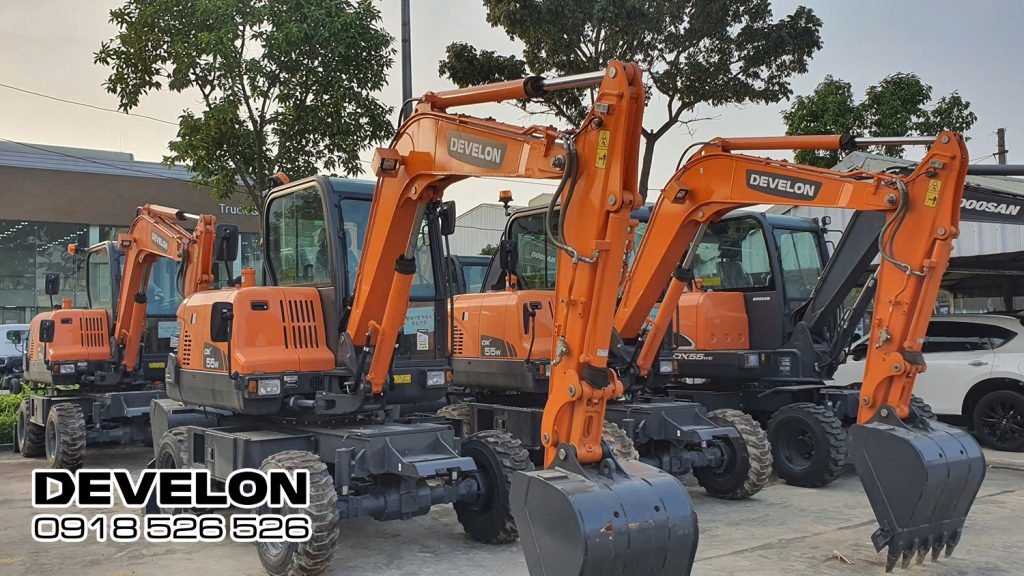 máy xúc bánh lốp Develon DX55W tại công ty