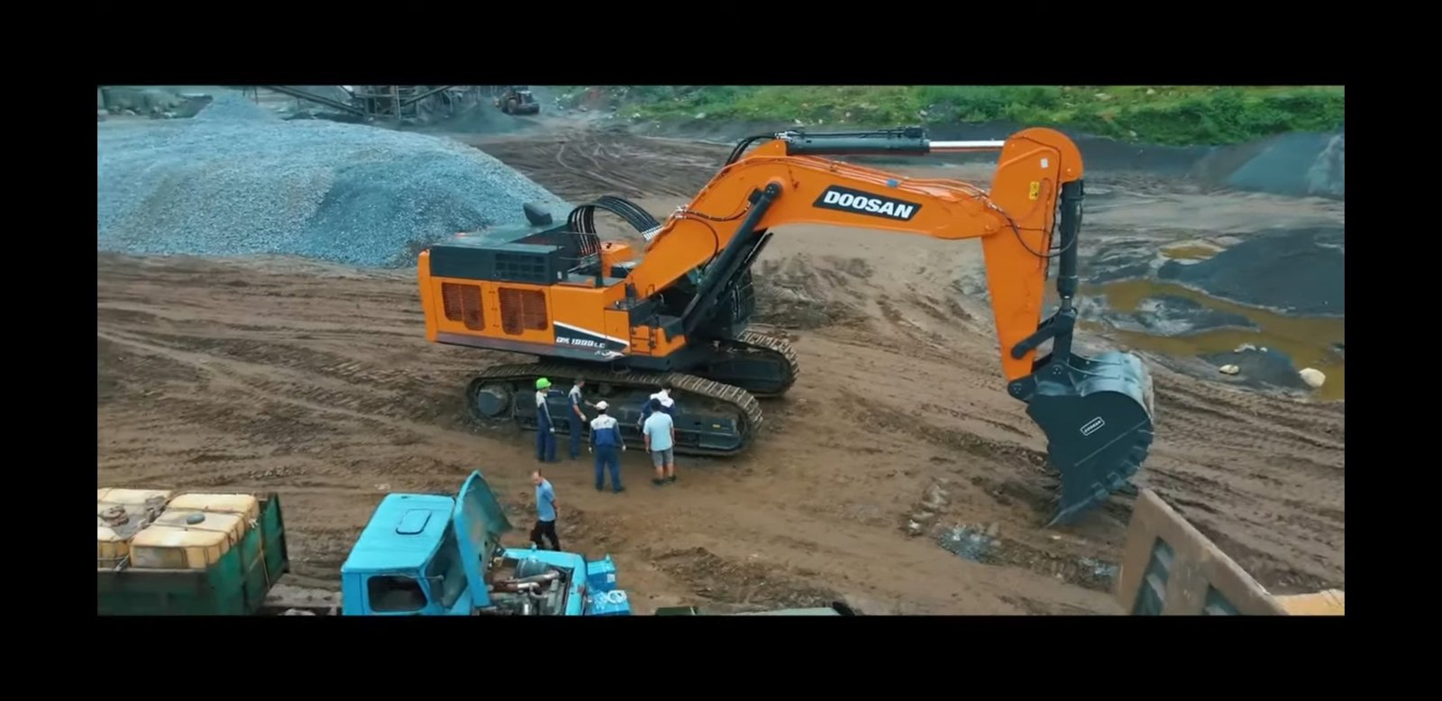 Máy xúc bánh xích Develon trước đây là Doosan