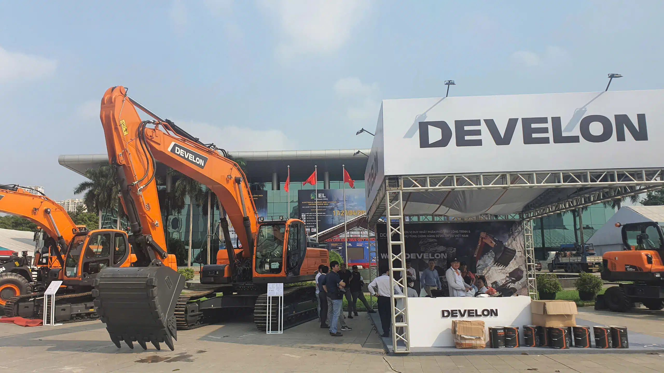 Có nên mua máy xúc không? Giải đáp tại Develon Việt Nam