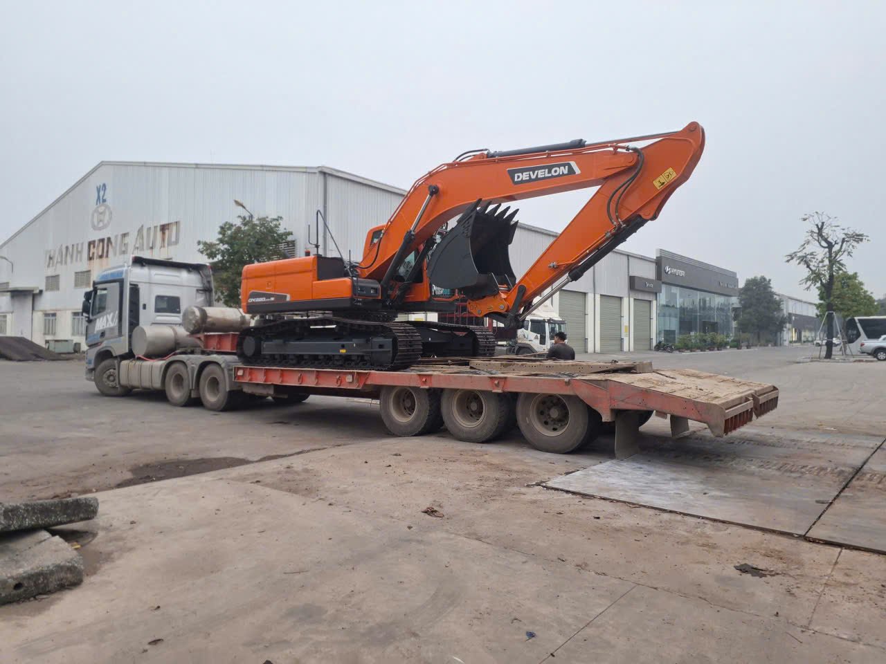 Máy xúc bánh xích Develon DX220LCA-2M