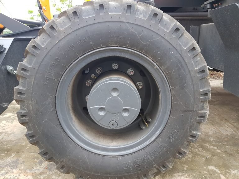 Lốp máy xúc Doosan thương hiệu Tiron chính hãng